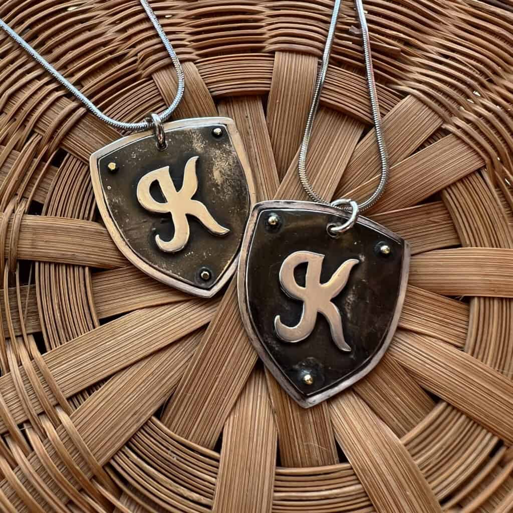twin makes nakit srebrni privezak stit sa monogramom JKR