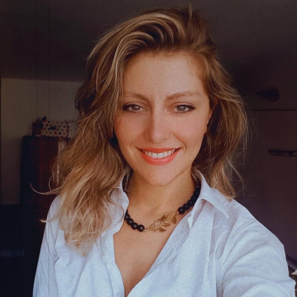 devojka sa osmehom nosi twin makes ogrlicu